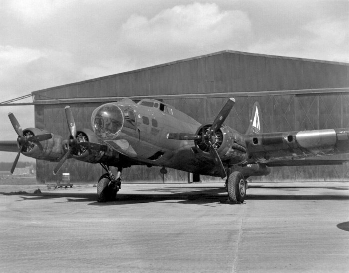 3EB17-Hangar520r.jpg