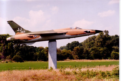 F-105 67-069 NE near SAC 2004.jpg